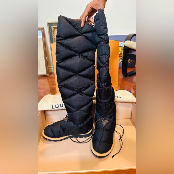 LOUIS VUITTON PILLOW COMFORT HIGH BOOT 1A93ON (Size 8, Color BLK) - Picture 4 of 11